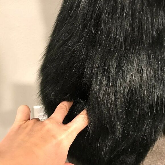 MAKE AN OFFER ;) Hook Closure Faux Fur Vest - Picture 4 of 11